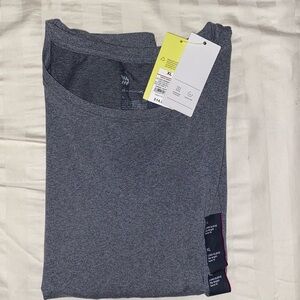 Essential crew neck long sleeve tee